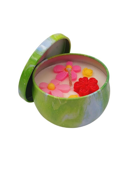 Soy candle in green decorative tin with colourful flower-shaped wax decoration