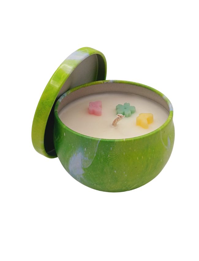Soy candle in green decorative tin with flower-shaped wax decoration