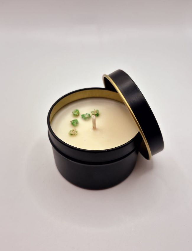 Fresh Focus candle with peppermint and eucalyptus wax botanical details.