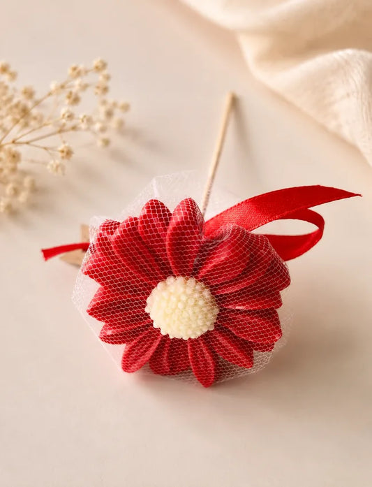 Red AuraBliss daisy flower wax melt gift finished with ribbon and gift wrap