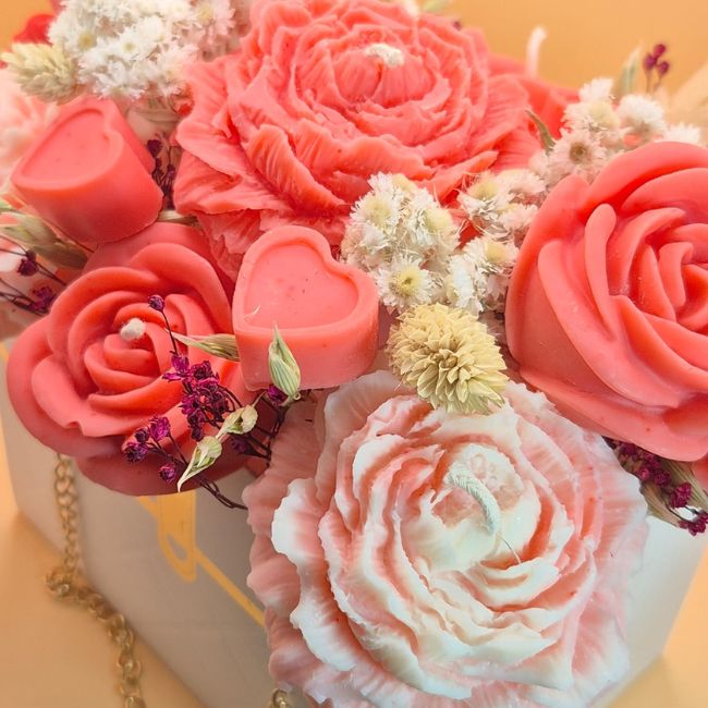 Luxury Wax Bouquet – Boxed Elegance That Lasts