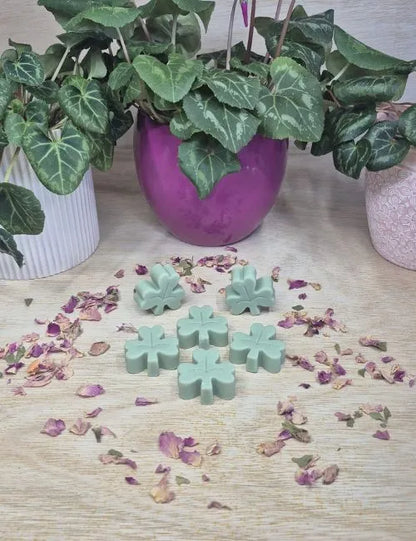 Handmade floral-scented clover wax melt