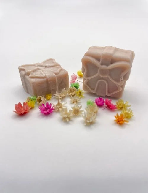 Natural brown wax melt gift box with floral decoration.