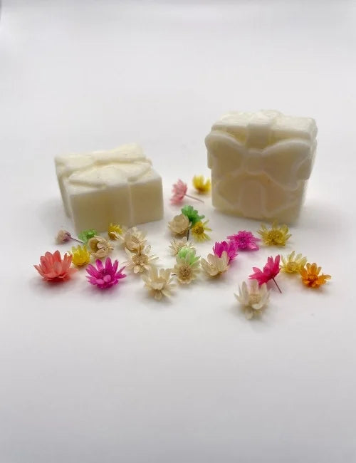 Pure white wax melt gift box accented with pastel flowers.