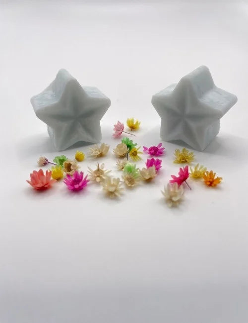 Blue Wax Melts Star with floral accents, for a refreshing fragrance.