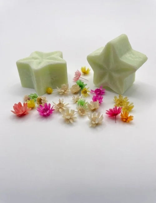Green Wax Melts Star with floral accents, offering a delicate aroma.