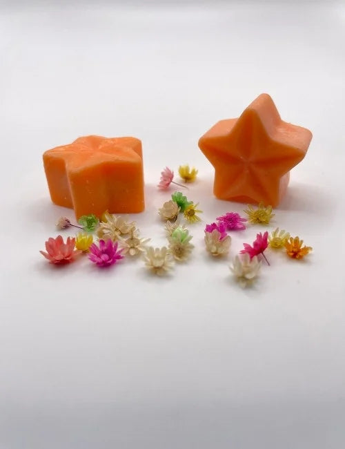 Orange Wax Melts Star with floral accents, featuring a bright and citrusy fragrance.